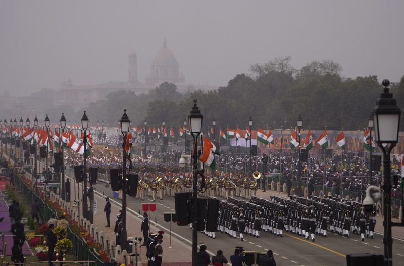 Divisi lapis baja tentara India berbaris melalui jalan raya Rajpath selama perayaan Hari Republik India ke-73 di New Delhi, India, Rabu (26/1/2022). Hari itu menandai peringatan adopsi konstitusi negara pada tahun 1950. (AP Photo/Manish Swarup)
