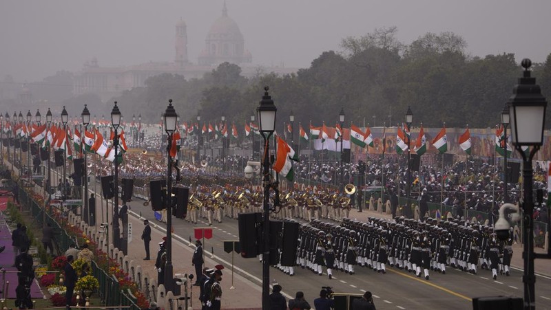 Divisi lapis baja tentara India berbaris melalui jalan raya Rajpath selama perayaan Hari Republik India ke-73 di New Delhi, India, Rabu (26/1/2022). Hari itu menandai peringatan adopsi konstitusi negara pada tahun 1950. (AP Photo/Manish Swarup)