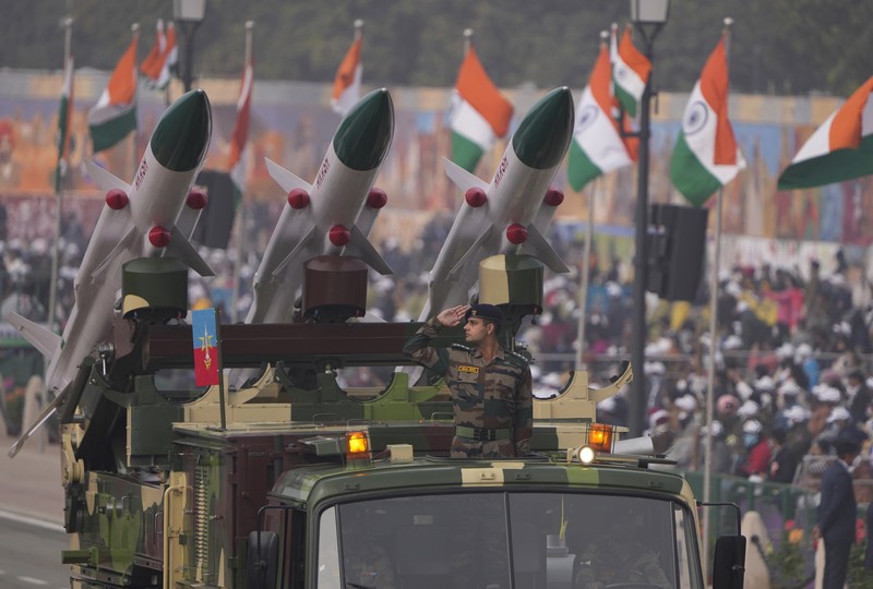 Divisi lapis baja tentara India berbaris melalui jalan raya Rajpath selama perayaan Hari Republik India ke-73 di New Delhi, India, Rabu (26/1/2022). Hari itu menandai peringatan adopsi konstitusi negara pada tahun 1950. (AP Photo/Manish Swarup)