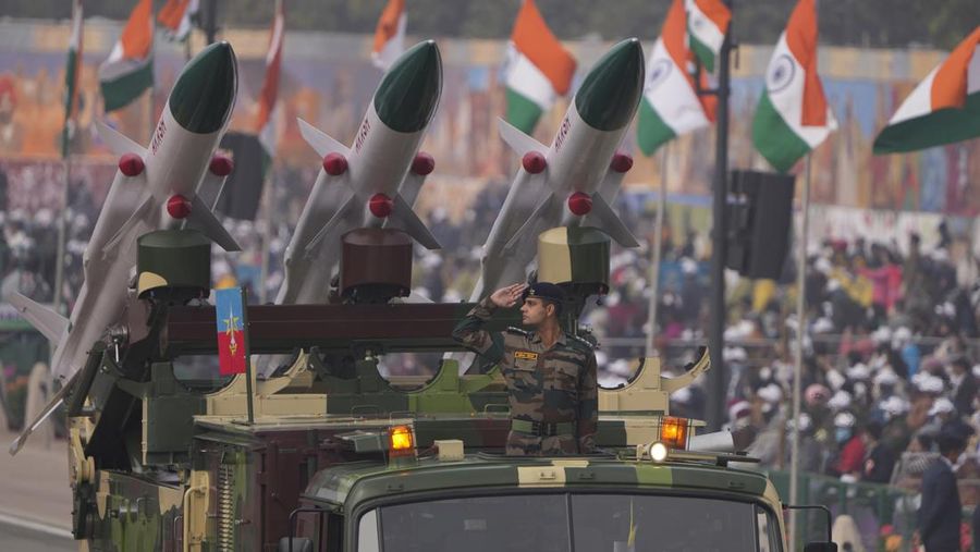 Divisi lapis baja tentara India berbaris melalui jalan raya Rajpath selama perayaan Hari Republik India ke-73 di New Delhi, India, Rabu (26/1/2022). Hari itu menandai peringatan adopsi konstitusi negara pada tahun 1950. (AP Photo/Manish Swarup)