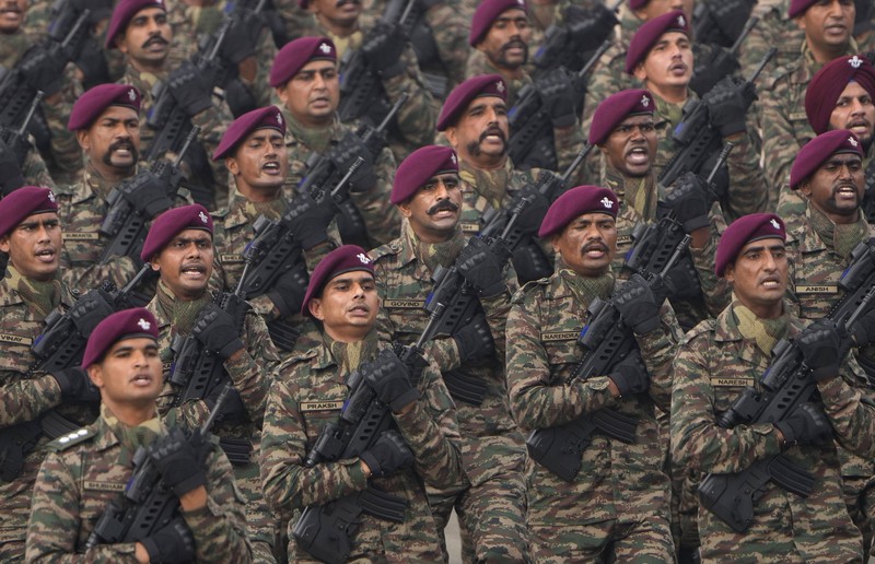 Parade Hari Republik india Divisi lapis baja tentara India berbaris melalui jalan raya Rajpath selama perayaan Hari Republik India ke-73 di New Delhi, India, Rabu (26/1/2022). Hari itu menandai peringatan adopsi konstitusi negara pada tahun 1950. (AP Photo/Manish Swarup)