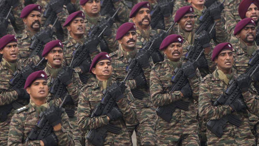 Divisi lapis baja tentara India berbaris melalui jalan raya Rajpath selama perayaan Hari Republik India ke-73 di New Delhi, India, Rabu (26/1/2022). Hari itu menandai peringatan adopsi konstitusi negara pada tahun 1950. (AP Photo/Manish Swarup)
