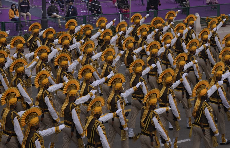 Divisi lapis baja tentara India berbaris melalui jalan raya Rajpath selama perayaan Hari Republik India ke-73 di New Delhi, India, Rabu (26/1/2022). Hari itu menandai peringatan adopsi konstitusi negara pada tahun 1950. (AP Photo/Manish Swarup)