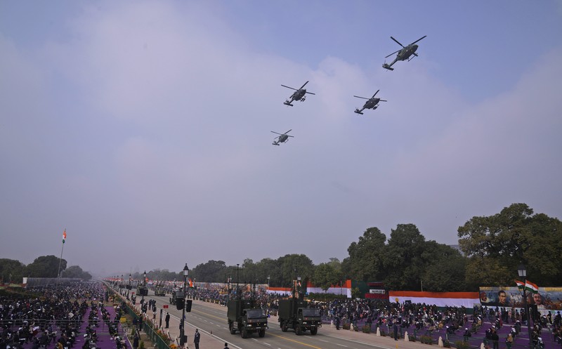 Parade Hari Republik india Divisi lapis baja tentara India berbaris melalui jalan raya Rajpath selama perayaan Hari Republik India ke-73 di New Delhi, India, Rabu (26/1/2022). Hari itu menandai peringatan adopsi konstitusi negara pada tahun 1950. (AP Photo/Manish Swarup)