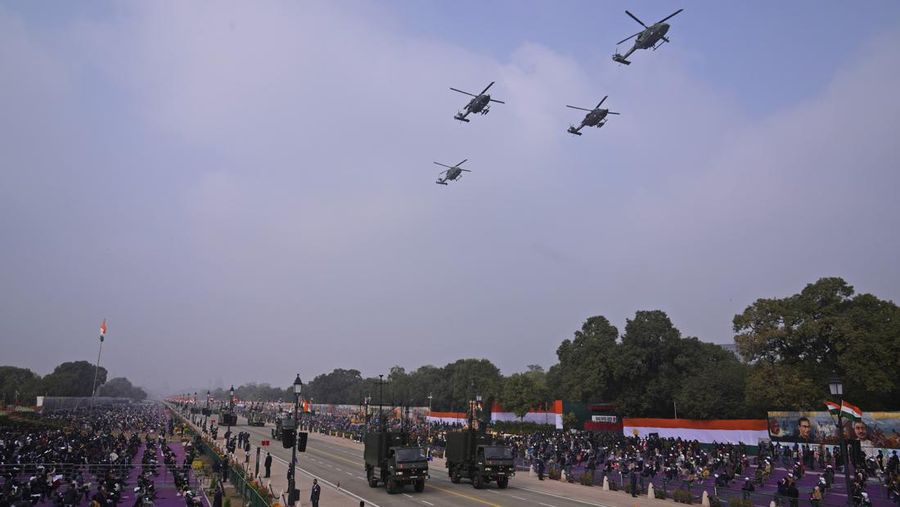 Helikopter tentara India terbang melewati pacara perayaan Hari Republik India ke -73 di New Delhi, India, Rabu (26/1/2022). Peringatan menandai adopsi konstitusi negara pada tahun 1950. (AP Photo/Manish Swarup)