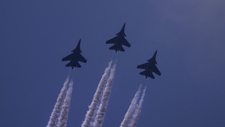 Divisi lapis baja tentara India berbaris melalui jalan raya Rajpath selama perayaan Hari Republik India ke-73 di New Delhi, India, Rabu (26/1/2022). Hari itu menandai peringatan adopsi konstitusi negara pada tahun 1950. (AP Photo/Manish Swarup)