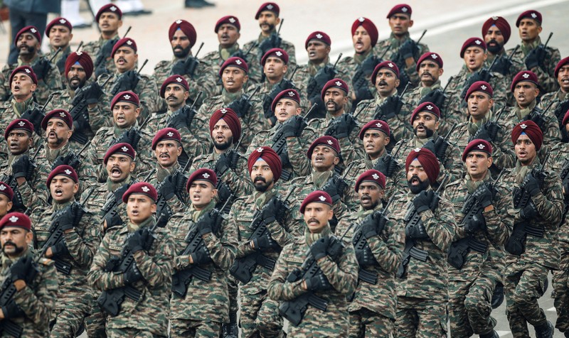 Parade Hari Republik india Divisi lapis baja tentara India berbaris melalui jalan raya Rajpath selama perayaan Hari Republik India ke-73 di New Delhi, India, Rabu (26/1/2022). Hari itu menandai peringatan adopsi konstitusi negara pada tahun 1950. (AP Photo/Manish Swarup)