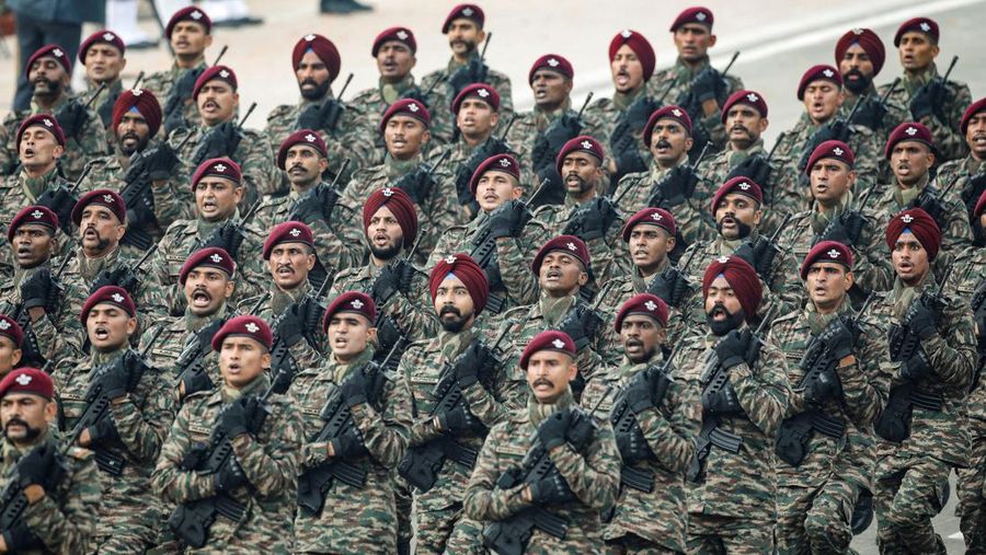 Tentara India berbaris selama parade Hari Republik ke-73 di New Delhi, India, Rabu (26/1/2022). (REUTERS/Adnan Abidi)