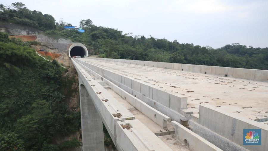 Melihat progres pembangunan proyek KCIC di Tunel 6 Cikalong Wetan, Jawa Barat, Kamis, 27/1. Tunnel 6 yang berlokasi di kawasan Cikalong Wetan menjadi salah satu tunnel terpanjang dengan panjang 4.478 meter. Tunnel ini menjadi salah satu tunnel yang ditargetkan dalam waktu dekat akan tembus karena progres konstruksi sudah mencapai 97,01 persen. Proyek yang membentang dari Halim, Jakarta hingga Tegalluar, Bandung ini direncanakan melakukan trial run pada akhir tahun 2022. Tak hanya itu, uji coba KCJB juga diusulkan untuk jadi bagian dari kegiatan kunjungan G20.

“Saat ini progres KCJB terus berjalan dan sudah mencapai 79,90%. Kami akan terus melakukan upaya  maksimal untuk mewujudkan trial run di akhir tahun 2022,” tutur Presiden Direktur KCJB, Dwiyana Slamet Riyadi.

Rencana ini juga didukung oleh fakta di lapangan bahwa progres KCJB di semua lini konstruksi sudah mendekati 100 persen. Secara garis besar, progres proyek KCJB untuk konstruksi jembatan KCJB sudah mencapai 89,30%, Subgrade 78,41%, dan Tunnel 98,07%.

Produksi Electric Multiple Unit (EMU) KCJB yang dilakukan di CRRC Sifang, Tiongkok pun sudah mencapai 85%. Artinya, 7 dari 11 unit EMU atau kereta yang akan digunakan untuk KCJB sudah selesai diproduksi.

Selain EMU, Comprehensive Inspection Trail (CIT) untuk kebutuhan maintenance dan uji coba KCJB juga sudah selesai dibuat. EMU atau kereta dan CIT untuk Kereta Cepat ini sendiri direncanakan akan tiba di Indonesia pada pertengahan 2022. 
 (CNBC Indonesia/ Muhammad Sabki)