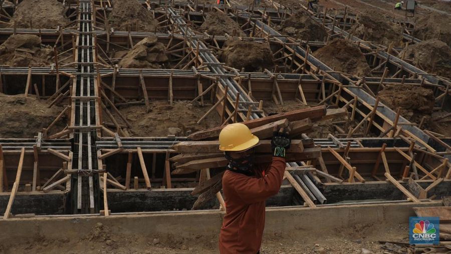 Melihat progres pembangunan proyek KCIC di Tunel 6 Cikalong Wetan, Jawa Barat, Kamis, 27/1. Tunnel 6 yang berlokasi di kawasan Cikalong Wetan menjadi salah satu tunnel terpanjang dengan panjang 4.478 meter. Tunnel ini menjadi salah satu tunnel yang ditargetkan dalam waktu dekat akan tembus karena progres konstruksi sudah mencapai 97,01 persen. Proyek yang membentang dari Halim, Jakarta hingga Tegalluar, Bandung ini direncanakan melakukan trial run pada akhir tahun 2022. Tak hanya itu, uji coba KCJB juga diusulkan untuk jadi bagian dari kegiatan kunjungan G20.

“Saat ini progres KCJB terus berjalan dan sudah mencapai 79,90%. Kami akan terus melakukan upaya  maksimal untuk mewujudkan trial run di akhir tahun 2022,” tutur Presiden Direktur KCJB, Dwiyana Slamet Riyadi.

Rencana ini juga didukung oleh fakta di lapangan bahwa progres KCJB di semua lini konstruksi sudah mendekati 100 persen. Secara garis besar, progres proyek KCJB untuk konstruksi jembatan KCJB sudah mencapai 89,30%, Subgrade 78,41%, dan Tunnel 98,07%.

Produksi Electric Multiple Unit (EMU) KCJB yang dilakukan di CRRC Sifang, Tiongkok pun sudah mencapai 85%. Artinya, 7 dari 11 unit EMU atau kereta yang akan digunakan untuk KCJB sudah selesai diproduksi.

Selain EMU, Comprehensive Inspection Trail (CIT) untuk kebutuhan maintenance dan uji coba KCJB juga sudah selesai dibuat. EMU atau kereta dan CIT untuk Kereta Cepat ini sendiri direncanakan akan tiba di Indonesia pada pertengahan 2022. 
 (CNBC Indonesia/ Muhammad Sabki)