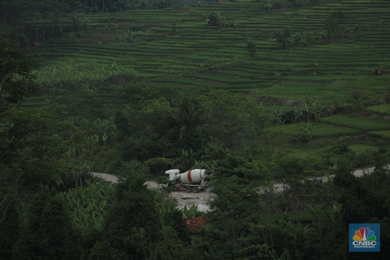 Melihat progres pembangunan proyek KCIC di Tunel 6 Cikalong Wetan, Jawa Barat, Kamis, 27/1. Tunnel 6 yang berlokasi di kawasan Cikalong Wetan menjadi salah satu tunnel terpanjang dengan panjang 4.478 meter. Tunnel ini menjadi salah satu tunnel yang ditargetkan dalam waktu dekat akan tembus karena progres konstruksi sudah mencapai 97,01 persen. Proyek yang membentang dari Halim, Jakarta hingga Tegalluar, Bandung ini direncanakan melakukan trial run pada akhir tahun 2022. Tak hanya itu, uji coba KCJB juga diusulkan untuk jadi bagian dari kegiatan kunjungan G20.

“Saat ini progres KCJB terus berjalan dan sudah mencapai 79,90%. Kami akan terus melakukan upaya  maksimal untuk mewujudkan trial run di akhir tahun 2022,” tutur Presiden Direktur KCJB, Dwiyana Slamet Riyadi.

Rencana ini juga didukung oleh fakta di lapangan bahwa progres KCJB di semua lini konstruksi sudah mendekati 100 persen. Secara garis besar, progres proyek KCJB untuk konstruksi jembatan KCJB sudah mencapai 89,30%, Subgrade 78,41%, dan Tunnel 98,07%.

Produksi Electric Multiple Unit (EMU) KCJB yang dilakukan di CRRC Sifang, Tiongkok pun sudah mencapai 85%. Artinya, 7 dari 11 unit EMU atau kereta yang akan digunakan untuk KCJB sudah selesai diproduksi.

Selain EMU, Comprehensive Inspection Trail (CIT) untuk kebutuhan maintenance dan uji coba KCJB juga sudah selesai dibuat. EMU atau kereta dan CIT untuk Kereta Cepat ini sendiri direncanakan akan tiba di Indonesia pada pertengahan 2022. 
 (CNBC Indonesia/ Muhammad Sabki)