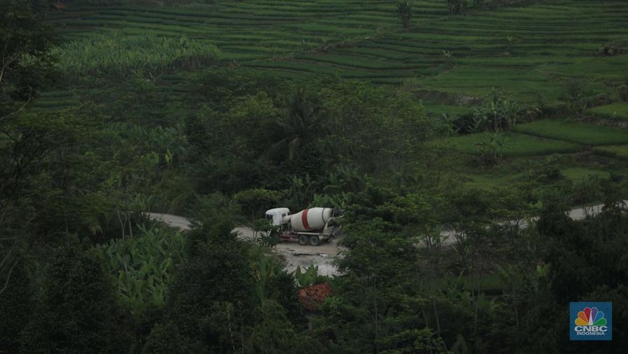 Melihat progres pembangunan proyek KCIC di Tunel 6 Cikalong Wetan, Jawa Barat, Kamis, 27/1. Tunnel 6 yang berlokasi di kawasan Cikalong Wetan menjadi salah satu tunnel terpanjang dengan panjang 4.478 meter. Tunnel ini menjadi salah satu tunnel yang ditargetkan dalam waktu dekat akan tembus karena progres konstruksi sudah mencapai 97,01 persen. Proyek yang membentang dari Halim, Jakarta hingga Tegalluar, Bandung ini direncanakan melakukan trial run pada akhir tahun 2022. Tak hanya itu, uji coba KCJB juga diusulkan untuk jadi bagian dari kegiatan kunjungan G20.

“Saat ini progres KCJB terus berjalan dan sudah mencapai 79,90%. Kami akan terus melakukan upaya  maksimal untuk mewujudkan trial run di akhir tahun 2022,” tutur Presiden Direktur KCJB, Dwiyana Slamet Riyadi.

Rencana ini juga didukung oleh fakta di lapangan bahwa progres KCJB di semua lini konstruksi sudah mendekati 100 persen. Secara garis besar, progres proyek KCJB untuk konstruksi jembatan KCJB sudah mencapai 89,30%, Subgrade 78,41%, dan Tunnel 98,07%.

Produksi Electric Multiple Unit (EMU) KCJB yang dilakukan di CRRC Sifang, Tiongkok pun sudah mencapai 85%. Artinya, 7 dari 11 unit EMU atau kereta yang akan digunakan untuk KCJB sudah selesai diproduksi.

Selain EMU, Comprehensive Inspection Trail (CIT) untuk kebutuhan maintenance dan uji coba KCJB juga sudah selesai dibuat. EMU atau kereta dan CIT untuk Kereta Cepat ini sendiri direncanakan akan tiba di Indonesia pada pertengahan 2022. 
 (CNBC Indonesia/ Muhammad Sabki)