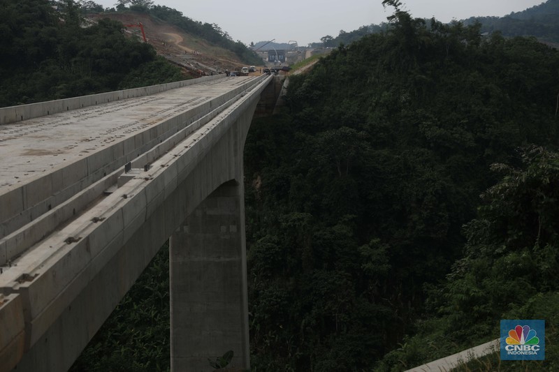 Melihat progres pembangunan proyek KCIC di Tunel 6 Cikalong Wetan, Jawa Barat, Kamis, 27/1. Tunnel 6 yang berlokasi di kawasan Cikalong Wetan menjadi salah satu tunnel terpanjang dengan panjang 4.478 meter. Tunnel ini menjadi salah satu tunnel yang ditargetkan dalam waktu dekat akan tembus karena progres konstruksi sudah mencapai 97,01 persen. Proyek yang membentang dari Halim, Jakarta hingga Tegalluar, Bandung ini direncanakan melakukan trial run pada akhir tahun 2022. Tak hanya itu, uji coba KCJB juga diusulkan untuk jadi bagian dari kegiatan kunjungan G20.

“Saat ini progres KCJB terus berjalan dan sudah mencapai 79,90%. Kami akan terus melakukan upaya  maksimal untuk mewujudkan trial run di akhir tahun 2022,” tutur Presiden Direktur KCJB, Dwiyana Slamet Riyadi.

Rencana ini juga didukung oleh fakta di lapangan bahwa progres KCJB di semua lini konstruksi sudah mendekati 100 persen. Secara garis besar, progres proyek KCJB untuk konstruksi jembatan KCJB sudah mencapai 89,30%, Subgrade 78,41%, dan Tunnel 98,07%.

Produksi Electric Multiple Unit (EMU) KCJB yang dilakukan di CRRC Sifang, Tiongkok pun sudah mencapai 85%. Artinya, 7 dari 11 unit EMU atau kereta yang akan digunakan untuk KCJB sudah selesai diproduksi.

Selain EMU, Comprehensive Inspection Trail (CIT) untuk kebutuhan maintenance dan uji coba KCJB juga sudah selesai dibuat. EMU atau kereta dan CIT untuk Kereta Cepat ini sendiri direncanakan akan tiba di Indonesia pada pertengahan 2022. 
 (CNBC Indonesia/ Muhammad Sabki)
