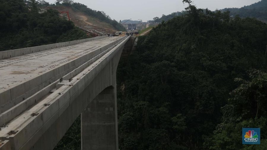 Melihat progres pembangunan proyek KCIC di Tunel 6 Cikalong Wetan, Jawa Barat, Kamis, 27/1. Tunnel 6 yang berlokasi di kawasan Cikalong Wetan menjadi salah satu tunnel terpanjang dengan panjang 4.478 meter. Tunnel ini menjadi salah satu tunnel yang ditargetkan dalam waktu dekat akan tembus karena progres konstruksi sudah mencapai 97,01 persen. Proyek yang membentang dari Halim, Jakarta hingga Tegalluar, Bandung ini direncanakan melakukan trial run pada akhir tahun 2022. Tak hanya itu, uji coba KCJB juga diusulkan untuk jadi bagian dari kegiatan kunjungan G20.

“Saat ini progres KCJB terus berjalan dan sudah mencapai 79,90%. Kami akan terus melakukan upaya  maksimal untuk mewujudkan trial run di akhir tahun 2022,” tutur Presiden Direktur KCJB, Dwiyana Slamet Riyadi.

Rencana ini juga didukung oleh fakta di lapangan bahwa progres KCJB di semua lini konstruksi sudah mendekati 100 persen. Secara garis besar, progres proyek KCJB untuk konstruksi jembatan KCJB sudah mencapai 89,30%, Subgrade 78,41%, dan Tunnel 98,07%.

Produksi Electric Multiple Unit (EMU) KCJB yang dilakukan di CRRC Sifang, Tiongkok pun sudah mencapai 85%. Artinya, 7 dari 11 unit EMU atau kereta yang akan digunakan untuk KCJB sudah selesai diproduksi.

Selain EMU, Comprehensive Inspection Trail (CIT) untuk kebutuhan maintenance dan uji coba KCJB juga sudah selesai dibuat. EMU atau kereta dan CIT untuk Kereta Cepat ini sendiri direncanakan akan tiba di Indonesia pada pertengahan 2022. 
 (CNBC Indonesia/ Muhammad Sabki)