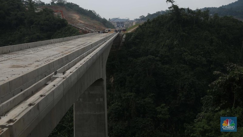 Melihat progres pembangunan proyek KCIC di Tunel 6 Cikalong Wetan, Jawa Barat, Kamis, 27/1. Tunnel 6 yang berlokasi di kawasan Cikalong Wetan menjadi salah satu tunnel terpanjang dengan panjang 4.478 meter. Tunnel ini menjadi salah satu tunnel yang ditargetkan dalam waktu dekat akan tembus karena progres konstruksi sudah mencapai 97,01 persen. Proyek yang membentang dari Halim, Jakarta hingga Tegalluar, Bandung ini direncanakan melakukan trial run pada akhir tahun 2022. Tak hanya itu, uji coba KCJB juga diusulkan untuk jadi bagian dari kegiatan kunjungan G20.

“Saat ini progres KCJB terus berjalan dan sudah mencapai 79,90%. Kami akan terus melakukan upaya  maksimal untuk mewujudkan trial run di akhir tahun 2022,” tutur Presiden Direktur KCJB, Dwiyana Slamet Riyadi.

Rencana ini juga didukung oleh fakta di lapangan bahwa progres KCJB di semua lini konstruksi sudah mendekati 100 persen. Secara garis besar, progres proyek KCJB untuk konstruksi jembatan KCJB sudah mencapai 89,30%, Subgrade 78,41%, dan Tunnel 98,07%.

Produksi Electric Multiple Unit (EMU) KCJB yang dilakukan di CRRC Sifang, Tiongkok pun sudah mencapai 85%. Artinya, 7 dari 11 unit EMU atau kereta yang akan digunakan untuk KCJB sudah selesai diproduksi.

Selain EMU, Comprehensive Inspection Trail (CIT) untuk kebutuhan maintenance dan uji coba KCJB juga sudah selesai dibuat. EMU atau kereta dan CIT untuk Kereta Cepat ini sendiri direncanakan akan tiba di Indonesia pada pertengahan 2022. 
 (CNBC Indonesia/ Muhammad Sabki)