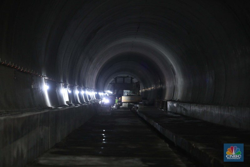 Melihat progres pembangunan proyek KCIC di Tunel 6 Cikalong Wetan, Jawa Barat, Kamis, 27/1. Tunnel 6 yang berlokasi di kawasan Cikalong Wetan menjadi salah satu tunnel terpanjang dengan panjang 4.478 meter. Tunnel ini menjadi salah satu tunnel yang ditargetkan dalam waktu dekat akan tembus karena progres konstruksi sudah mencapai 97,01 persen. Proyek yang membentang dari Halim, Jakarta hingga Tegalluar, Bandung ini direncanakan melakukan trial run pada akhir tahun 2022. Tak hanya itu, uji coba KCJB juga diusulkan untuk jadi bagian dari kegiatan kunjungan G20.

“Saat ini progres KCJB terus berjalan dan sudah mencapai 79,90%. Kami akan terus melakukan upaya  maksimal untuk mewujudkan trial run di akhir tahun 2022,” tutur Presiden Direktur KCJB, Dwiyana Slamet Riyadi.

Rencana ini juga didukung oleh fakta di lapangan bahwa progres KCJB di semua lini konstruksi sudah mendekati 100 persen. Secara garis besar, progres proyek KCJB untuk konstruksi jembatan KCJB sudah mencapai 89,30%, Subgrade 78,41%, dan Tunnel 98,07%.

Produksi Electric Multiple Unit (EMU) KCJB yang dilakukan di CRRC Sifang, Tiongkok pun sudah mencapai 85%. Artinya, 7 dari 11 unit EMU atau kereta yang akan digunakan untuk KCJB sudah selesai diproduksi.

Selain EMU, Comprehensive Inspection Trail (CIT) untuk kebutuhan maintenance dan uji coba KCJB juga sudah selesai dibuat. EMU atau kereta dan CIT untuk Kereta Cepat ini sendiri direncanakan akan tiba di Indonesia pada pertengahan 2022. 
 (CNBC Indonesia/ Muhammad Sabki)
