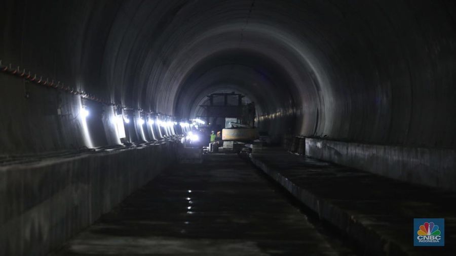 Melihat progres pembangunan proyek KCIC di Tunel 6 Cikalong Wetan, Jawa Barat, Kamis, 27/1. Tunnel 6 yang berlokasi di kawasan Cikalong Wetan menjadi salah satu tunnel terpanjang dengan panjang 4.478 meter. Tunnel ini menjadi salah satu tunnel yang ditargetkan dalam waktu dekat akan tembus karena progres konstruksi sudah mencapai 97,01 persen. Proyek yang membentang dari Halim, Jakarta hingga Tegalluar, Bandung ini direncanakan melakukan trial run pada akhir tahun 2022. Tak hanya itu, uji coba KCJB juga diusulkan untuk jadi bagian dari kegiatan kunjungan G20.

“Saat ini progres KCJB terus berjalan dan sudah mencapai 79,90%. Kami akan terus melakukan upaya  maksimal untuk mewujudkan trial run di akhir tahun 2022,” tutur Presiden Direktur KCJB, Dwiyana Slamet Riyadi.

Rencana ini juga didukung oleh fakta di lapangan bahwa progres KCJB di semua lini konstruksi sudah mendekati 100 persen. Secara garis besar, progres proyek KCJB untuk konstruksi jembatan KCJB sudah mencapai 89,30%, Subgrade 78,41%, dan Tunnel 98,07%.

Produksi Electric Multiple Unit (EMU) KCJB yang dilakukan di CRRC Sifang, Tiongkok pun sudah mencapai 85%. Artinya, 7 dari 11 unit EMU atau kereta yang akan digunakan untuk KCJB sudah selesai diproduksi.

Selain EMU, Comprehensive Inspection Trail (CIT) untuk kebutuhan maintenance dan uji coba KCJB juga sudah selesai dibuat. EMU atau kereta dan CIT untuk Kereta Cepat ini sendiri direncanakan akan tiba di Indonesia pada pertengahan 2022. 
 (CNBC Indonesia/ Muhammad Sabki)