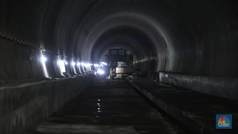 Melihat progres pembangunan proyek KCIC di Tunel 6 Cikalong Wetan, Jawa Barat, Kamis, 27/1. Tunnel 6 yang berlokasi di kawasan Cikalong Wetan menjadi salah satu tunnel terpanjang dengan panjang 4.478 meter. Tunnel ini menjadi salah satu tunnel yang ditargetkan dalam waktu dekat akan tembus karena progres konstruksi sudah mencapai 97,01 persen. Proyek yang membentang dari Halim, Jakarta hingga Tegalluar, Bandung ini direncanakan melakukan trial run pada akhir tahun 2022. Tak hanya itu, uji coba KCJB juga diusulkan untuk jadi bagian dari kegiatan kunjungan G20.

“Saat ini progres KCJB terus berjalan dan sudah mencapai 79,90%. Kami akan terus melakukan upaya  maksimal untuk mewujudkan trial run di akhir tahun 2022,” tutur Presiden Direktur KCJB, Dwiyana Slamet Riyadi.

Rencana ini juga didukung oleh fakta di lapangan bahwa progres KCJB di semua lini konstruksi sudah mendekati 100 persen. Secara garis besar, progres proyek KCJB untuk konstruksi jembatan KCJB sudah mencapai 89,30%, Subgrade 78,41%, dan Tunnel 98,07%.

Produksi Electric Multiple Unit (EMU) KCJB yang dilakukan di CRRC Sifang, Tiongkok pun sudah mencapai 85%. Artinya, 7 dari 11 unit EMU atau kereta yang akan digunakan untuk KCJB sudah selesai diproduksi.

Selain EMU, Comprehensive Inspection Trail (CIT) untuk kebutuhan maintenance dan uji coba KCJB juga sudah selesai dibuat. EMU atau kereta dan CIT untuk Kereta Cepat ini sendiri direncanakan akan tiba di Indonesia pada pertengahan 2022. 
 (CNBC Indonesia/ Muhammad Sabki)