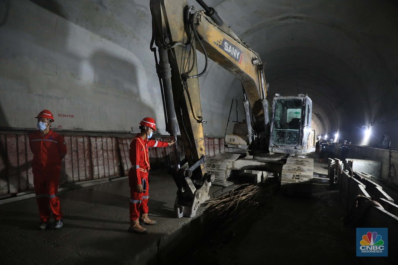 Pembangunan Proyek Kereta Cepat Jakarta-Bandung di Tunel #6, Cikalong Wetan, Jawa Barat Melihat progres pembangunan proyek KCIC di Tunel 6 Cikalong Wetan, Jawa Barat, Kamis, 27/1. Tunnel 6 yang berlokasi di kawasan Cikalong Wetan menjadi salah satu tunnel terpanjang dengan panjang 4.478 meter. Tunnel ini menjadi salah satu tunnel yang ditargetkan dalam waktu dekat akan tembus karena progres konstruksi sudah mencapai 97,01 persen. Proyek yang membentang dari Halim, Jakarta hingga Tegalluar, Bandung ini direncanakan melakukan trial run pada akhir tahun 2022. Tak hanya itu, uji coba KCJB juga diusulkan untuk jadi bagian dari kegiatan kunjungan G20.
“Saat ini progres KCJB terus berjalan dan sudah mencapai 79,90%. Kami akan terus melakukan upaya maksimal untuk mewujudkan trial run di akhir tahun 2022,” tutur Presiden Direktur KCJB, Dwiyana Slamet Riyadi.
Rencana ini juga didukung oleh fakta di lapangan bahwa progres KCJB di semua lini konstruksi sudah mendekati 100 persen. Secara garis besar, progres proyek KCJB untuk konstruksi jembatan KCJB sudah mencapai 89,30%, Subgrade 78,41%, dan Tunnel 98,07%.
Produksi Electric Multiple Unit (EMU) KCJB yang dilakukan di CRRC Sifang, Tiongkok pun sudah mencapai 85%. Artinya, 7 dari 11 unit EMU atau kereta yang akan digunakan untuk KCJB sudah selesai diproduksi.
Selain EMU, Comprehensive Inspection Trail (CIT) untuk kebutuhan maintenance dan uji coba KCJB juga sudah selesai dibuat. EMU atau kereta dan CIT untuk Kereta Cepat ini sendiri direncanakan akan tiba di Indonesia pada pertengahan 2022.
(CNBC Indonesia/ Muhammad Sabki)