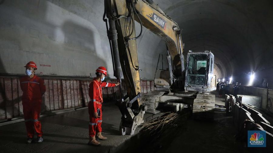 Melihat progres pembangunan proyek KCIC di Tunel 6 Cikalong Wetan, Jawa Barat, Kamis, 27/1. Tunnel 6 yang berlokasi di kawasan Cikalong Wetan menjadi salah satu tunnel terpanjang dengan panjang 4.478 meter. Tunnel ini menjadi salah satu tunnel yang ditargetkan dalam waktu dekat akan tembus karena progres konstruksi sudah mencapai 97,01 persen. Proyek yang membentang dari Halim, Jakarta hingga Tegalluar, Bandung ini direncanakan melakukan trial run pada akhir tahun 2022. Tak hanya itu, uji coba KCJB juga diusulkan untuk jadi bagian dari kegiatan kunjungan G20.

“Saat ini progres KCJB terus berjalan dan sudah mencapai 79,90%. Kami akan terus melakukan upaya  maksimal untuk mewujudkan trial run di akhir tahun 2022,” tutur Presiden Direktur KCJB, Dwiyana Slamet Riyadi.

Rencana ini juga didukung oleh fakta di lapangan bahwa progres KCJB di semua lini konstruksi sudah mendekati 100 persen. Secara garis besar, progres proyek KCJB untuk konstruksi jembatan KCJB sudah mencapai 89,30%, Subgrade 78,41%, dan Tunnel 98,07%.

Produksi Electric Multiple Unit (EMU) KCJB yang dilakukan di CRRC Sifang, Tiongkok pun sudah mencapai 85%. Artinya, 7 dari 11 unit EMU atau kereta yang akan digunakan untuk KCJB sudah selesai diproduksi.

Selain EMU, Comprehensive Inspection Trail (CIT) untuk kebutuhan maintenance dan uji coba KCJB juga sudah selesai dibuat. EMU atau kereta dan CIT untuk Kereta Cepat ini sendiri direncanakan akan tiba di Indonesia pada pertengahan 2022. 
 (CNBC Indonesia/ Muhammad Sabki)