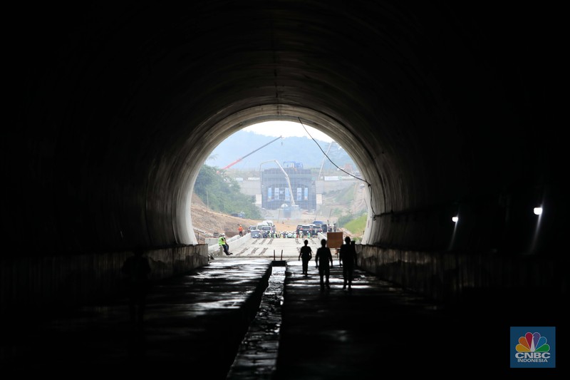 Pembangunan Proyek Kereta Cepat Jakarta-Bandung di Tunel #6, Cikalong Wetan, Jawa Barat Melihat progres pembangunan proyek KCIC di Tunel 6 Cikalong Wetan, Jawa Barat, Kamis, 27/1. Tunnel 6 yang berlokasi di kawasan Cikalong Wetan menjadi salah satu tunnel terpanjang dengan panjang 4.478 meter. Tunnel ini menjadi salah satu tunnel yang ditargetkan dalam waktu dekat akan tembus karena progres konstruksi sudah mencapai 97,01 persen. Proyek yang membentang dari Halim, Jakarta hingga Tegalluar, Bandung ini direncanakan melakukan trial run pada akhir tahun 2022. Tak hanya itu, uji coba KCJB juga diusulkan untuk jadi bagian dari kegiatan kunjungan G20.
“Saat ini progres KCJB terus berjalan dan sudah mencapai 79,90%. Kami akan terus melakukan upaya maksimal untuk mewujudkan trial run di akhir tahun 2022,” tutur Presiden Direktur KCJB, Dwiyana Slamet Riyadi.
Rencana ini juga didukung oleh fakta di lapangan bahwa progres KCJB di semua lini konstruksi sudah mendekati 100 persen. Secara garis besar, progres proyek KCJB untuk konstruksi jembatan KCJB sudah mencapai 89,30%, Subgrade 78,41%, dan Tunnel 98,07%.
Produksi Electric Multiple Unit (EMU) KCJB yang dilakukan di CRRC Sifang, Tiongkok pun sudah mencapai 85%. Artinya, 7 dari 11 unit EMU atau kereta yang akan digunakan untuk KCJB sudah selesai diproduksi.
Selain EMU, Comprehensive Inspection Trail (CIT) untuk kebutuhan maintenance dan uji coba KCJB juga sudah selesai dibuat. EMU atau kereta dan CIT untuk Kereta Cepat ini sendiri direncanakan akan tiba di Indonesia pada pertengahan 2022.
(CNBC Indonesia/ Muhammad Sabki)