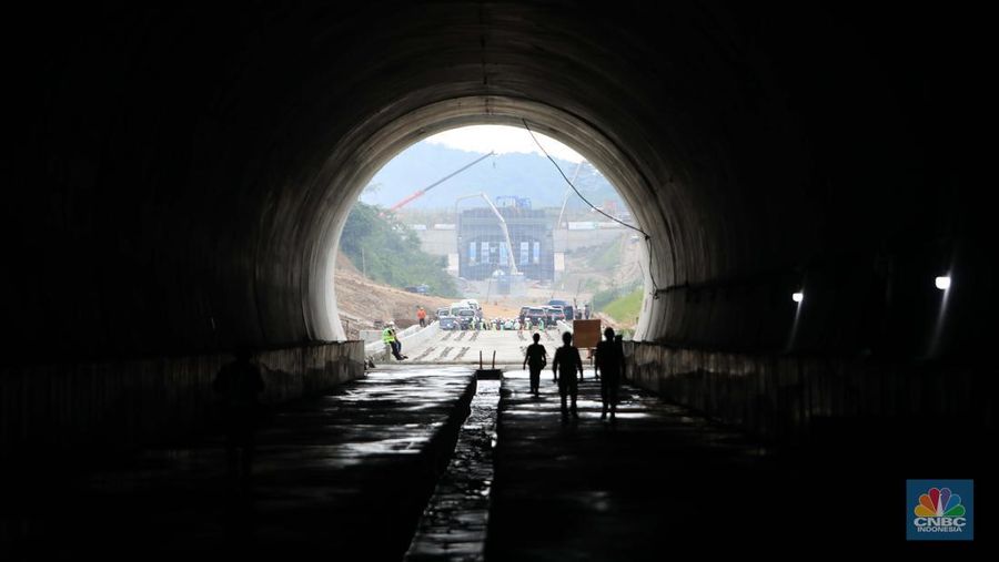 Melihat progres pembangunan proyek KCIC di Tunel 6 Cikalong Wetan, Jawa Barat, Kamis, 27/1. Tunnel 6 yang berlokasi di kawasan Cikalong Wetan menjadi salah satu tunnel terpanjang dengan panjang 4.478 meter. Tunnel ini menjadi salah satu tunnel yang ditargetkan dalam waktu dekat akan tembus karena progres konstruksi sudah mencapai 97,01 persen. Proyek yang membentang dari Halim, Jakarta hingga Tegalluar, Bandung ini direncanakan melakukan trial run pada akhir tahun 2022. Tak hanya itu, uji coba KCJB juga diusulkan untuk jadi bagian dari kegiatan kunjungan G20.

“Saat ini progres KCJB terus berjalan dan sudah mencapai 79,90%. Kami akan terus melakukan upaya  maksimal untuk mewujudkan trial run di akhir tahun 2022,” tutur Presiden Direktur KCJB, Dwiyana Slamet Riyadi.

Rencana ini juga didukung oleh fakta di lapangan bahwa progres KCJB di semua lini konstruksi sudah mendekati 100 persen. Secara garis besar, progres proyek KCJB untuk konstruksi jembatan KCJB sudah mencapai 89,30%, Subgrade 78,41%, dan Tunnel 98,07%.

Produksi Electric Multiple Unit (EMU) KCJB yang dilakukan di CRRC Sifang, Tiongkok pun sudah mencapai 85%. Artinya, 7 dari 11 unit EMU atau kereta yang akan digunakan untuk KCJB sudah selesai diproduksi.

Selain EMU, Comprehensive Inspection Trail (CIT) untuk kebutuhan maintenance dan uji coba KCJB juga sudah selesai dibuat. EMU atau kereta dan CIT untuk Kereta Cepat ini sendiri direncanakan akan tiba di Indonesia pada pertengahan 2022. 
 (CNBC Indonesia/ Muhammad Sabki)