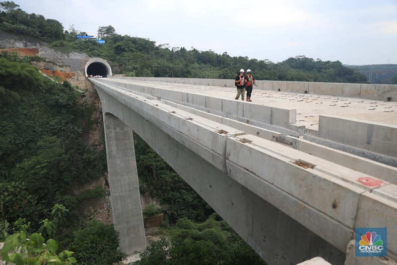 Pembangunan Proyek Kereta Cepat Jakarta-Bandung di Tunel #6, Cikalong Wetan, Jawa Barat Melihat progres pembangunan proyek KCIC di Tunel 6 Cikalong Wetan, Jawa Barat, Kamis, 27/1. Tunnel 6 yang berlokasi di kawasan Cikalong Wetan menjadi salah satu tunnel terpanjang dengan panjang 4.478 meter. Tunnel ini menjadi salah satu tunnel yang ditargetkan dalam waktu dekat akan tembus karena progres konstruksi sudah mencapai 97,01 persen. Proyek yang membentang dari Halim, Jakarta hingga Tegalluar, Bandung ini direncanakan melakukan trial run pada akhir tahun 2022. Tak hanya itu, uji coba KCJB juga diusulkan untuk jadi bagian dari kegiatan kunjungan G20.
“Saat ini progres KCJB terus berjalan dan sudah mencapai 79,90%. Kami akan terus melakukan upaya maksimal untuk mewujudkan trial run di akhir tahun 2022,” tutur Presiden Direktur KCJB, Dwiyana Slamet Riyadi.
Rencana ini juga didukung oleh fakta di lapangan bahwa progres KCJB di semua lini konstruksi sudah mendekati 100 persen. Secara garis besar, progres proyek KCJB untuk konstruksi jembatan KCJB sudah mencapai 89,30%, Subgrade 78,41%, dan Tunnel 98,07%.
Produksi Electric Multiple Unit (EMU) KCJB yang dilakukan di CRRC Sifang, Tiongkok pun sudah mencapai 85%. Artinya, 7 dari 11 unit EMU atau kereta yang akan digunakan untuk KCJB sudah selesai diproduksi.
Selain EMU, Comprehensive Inspection Trail (CIT) untuk kebutuhan maintenance dan uji coba KCJB juga sudah selesai dibuat. EMU atau kereta dan CIT untuk Kereta Cepat ini sendiri direncanakan akan tiba di Indonesia pada pertengahan 2022.
(CNBC Indonesia/ Muhammad Sabki)