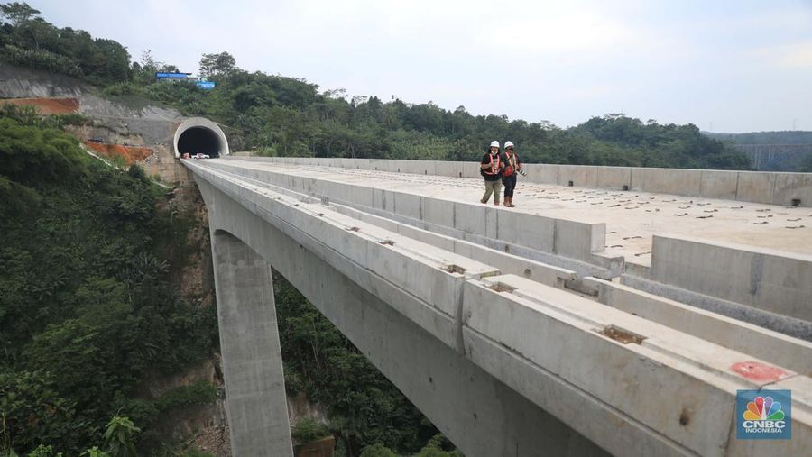 Melihat progres pembangunan proyek KCIC di Tunel 6 Cikalong Wetan, Jawa Barat, Kamis, 27/1. Tunnel 6 yang berlokasi di kawasan Cikalong Wetan menjadi salah satu tunnel terpanjang dengan panjang 4.478 meter. Tunnel ini menjadi salah satu tunnel yang ditargetkan dalam waktu dekat akan tembus karena progres konstruksi sudah mencapai 97,01 persen. Proyek yang membentang dari Halim, Jakarta hingga Tegalluar, Bandung ini direncanakan melakukan trial run pada akhir tahun 2022. Tak hanya itu, uji coba KCJB juga diusulkan untuk jadi bagian dari kegiatan kunjungan G20.

“Saat ini progres KCJB terus berjalan dan sudah mencapai 79,90%. Kami akan terus melakukan upaya  maksimal untuk mewujudkan trial run di akhir tahun 2022,” tutur Presiden Direktur KCJB, Dwiyana Slamet Riyadi.

Rencana ini juga didukung oleh fakta di lapangan bahwa progres KCJB di semua lini konstruksi sudah mendekati 100 persen. Secara garis besar, progres proyek KCJB untuk konstruksi jembatan KCJB sudah mencapai 89,30%, Subgrade 78,41%, dan Tunnel 98,07%.

Produksi Electric Multiple Unit (EMU) KCJB yang dilakukan di CRRC Sifang, Tiongkok pun sudah mencapai 85%. Artinya, 7 dari 11 unit EMU atau kereta yang akan digunakan untuk KCJB sudah selesai diproduksi.

Selain EMU, Comprehensive Inspection Trail (CIT) untuk kebutuhan maintenance dan uji coba KCJB juga sudah selesai dibuat. EMU atau kereta dan CIT untuk Kereta Cepat ini sendiri direncanakan akan tiba di Indonesia pada pertengahan 2022. 
 (CNBC Indonesia/ Muhammad Sabki)