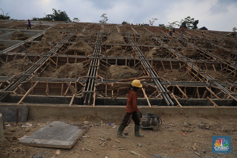 Melihat progres pembangunan proyek KCIC di Tunel 6 Cikalong Wetan, Jawa Barat, Kamis, 27/1. Tunnel 6 yang berlokasi di kawasan Cikalong Wetan menjadi salah satu tunnel terpanjang dengan panjang 4.478 meter. Tunnel ini menjadi salah satu tunnel yang ditargetkan dalam waktu dekat akan tembus karena progres konstruksi sudah mencapai 97,01 persen. Proyek yang membentang dari Halim, Jakarta hingga Tegalluar, Bandung ini direncanakan melakukan trial run pada akhir tahun 2022. Tak hanya itu, uji coba KCJB juga diusulkan untuk jadi bagian dari kegiatan kunjungan G20.

“Saat ini progres KCJB terus berjalan dan sudah mencapai 79,90%. Kami akan terus melakukan upaya  maksimal untuk mewujudkan trial run di akhir tahun 2022,” tutur Presiden Direktur KCJB, Dwiyana Slamet Riyadi.

Rencana ini juga didukung oleh fakta di lapangan bahwa progres KCJB di semua lini konstruksi sudah mendekati 100 persen. Secara garis besar, progres proyek KCJB untuk konstruksi jembatan KCJB sudah mencapai 89,30%, Subgrade 78,41%, dan Tunnel 98,07%.

Produksi Electric Multiple Unit (EMU) KCJB yang dilakukan di CRRC Sifang, Tiongkok pun sudah mencapai 85%. Artinya, 7 dari 11 unit EMU atau kereta yang akan digunakan untuk KCJB sudah selesai diproduksi.

Selain EMU, Comprehensive Inspection Trail (CIT) untuk kebutuhan maintenance dan uji coba KCJB juga sudah selesai dibuat. EMU atau kereta dan CIT untuk Kereta Cepat ini sendiri direncanakan akan tiba di Indonesia pada pertengahan 2022. 
 (CNBC Indonesia/ Muhammad Sabki)