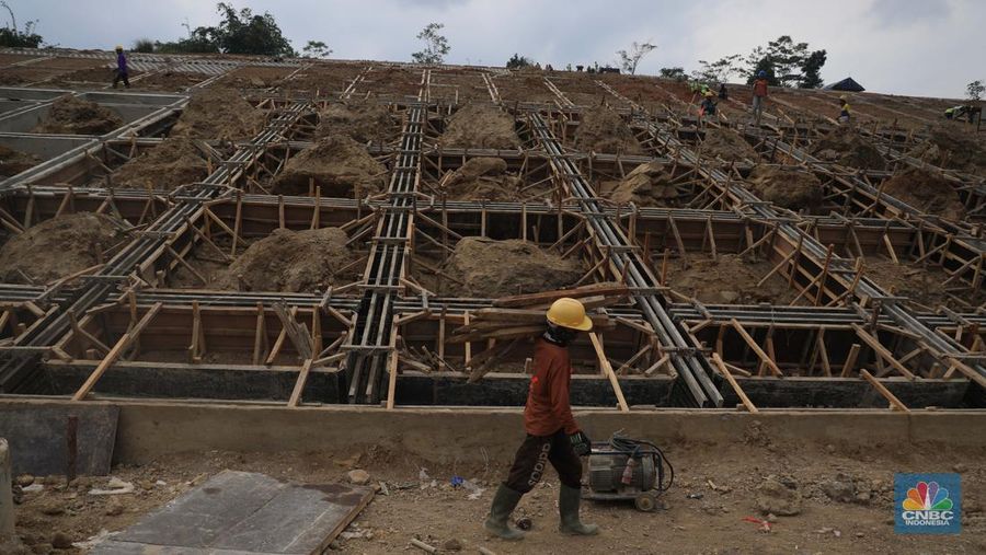 Melihat progres pembangunan proyek KCIC di Tunel 6 Cikalong Wetan, Jawa Barat, Kamis, 27/1. Tunnel 6 yang berlokasi di kawasan Cikalong Wetan menjadi salah satu tunnel terpanjang dengan panjang 4.478 meter. Tunnel ini menjadi salah satu tunnel yang ditargetkan dalam waktu dekat akan tembus karena progres konstruksi sudah mencapai 97,01 persen. Proyek yang membentang dari Halim, Jakarta hingga Tegalluar, Bandung ini direncanakan melakukan trial run pada akhir tahun 2022. Tak hanya itu, uji coba KCJB juga diusulkan untuk jadi bagian dari kegiatan kunjungan G20.

“Saat ini progres KCJB terus berjalan dan sudah mencapai 79,90%. Kami akan terus melakukan upaya  maksimal untuk mewujudkan trial run di akhir tahun 2022,” tutur Presiden Direktur KCJB, Dwiyana Slamet Riyadi.

Rencana ini juga didukung oleh fakta di lapangan bahwa progres KCJB di semua lini konstruksi sudah mendekati 100 persen. Secara garis besar, progres proyek KCJB untuk konstruksi jembatan KCJB sudah mencapai 89,30%, Subgrade 78,41%, dan Tunnel 98,07%.

Produksi Electric Multiple Unit (EMU) KCJB yang dilakukan di CRRC Sifang, Tiongkok pun sudah mencapai 85%. Artinya, 7 dari 11 unit EMU atau kereta yang akan digunakan untuk KCJB sudah selesai diproduksi.

Selain EMU, Comprehensive Inspection Trail (CIT) untuk kebutuhan maintenance dan uji coba KCJB juga sudah selesai dibuat. EMU atau kereta dan CIT untuk Kereta Cepat ini sendiri direncanakan akan tiba di Indonesia pada pertengahan 2022. 
 (CNBC Indonesia/ Muhammad Sabki)
