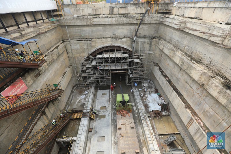 Pekerja Mengerjakan Proyek Tunnel #1 Kereta Cepat Jakarta Bandung Sepanjang 1.885 meter atau 1,8 kilometer yang berlokasi di Jalan Tol Jakarta-Cikampek KM 5+500, Kamis, (27/1/2022). Tunnel 1 merupakan terowongan dengan dua lintasan kereta cepat yang berlokasi di area Halim dan berjarak 2.5 kilometer dari Stasiun Kereta Cepat.

Tunnel 1 dirancang sepanjang 1.885 meter dan dibangun dengan metode Tunnel Boring Machine (TBM). Terowongan ini melintang menembus bagian bawah Jalan Tol Jakarta-Cikampek.

Pembangunan proyek Tunnel 1 ini dilakukan menggunakan mesin bor atau Tunnel Boring Machine (TBM). TBM merupakan mesin bor pembuat terowongan yang didatangkan langsung dari negeri China, untuk membuat struktur Tunnel 1 Kereta Cepat Jakarta Bandung. TBM yang digunakan memiliki diameter 13,23 meter dengan panjang 102,3 meter, berat 2.600 ton dan menjadi mesin bor TBM terbesar se-Asia Tenggara.

TBM kereta cepat ini beroperasi menggali struktur tunnel 1 dengan rata-rata 113 meter per bulan. Saat beroperasi maksimum, TBM kereta cepat mampu menggali hingga 322 meter dalam satu bulan.

Ukuran TBM yang sangat besar ini diganjar Museum Rekor Dunia Indonesia (MURI) sebagai mesin bor terbesar penggali terowongan yang ada di Indonesia. Dari 5 tunnel yang telah dibangun untuk proyek KCJB, hanya Tunnel 1 Halim yang dibangun menggunakan mesin bor TBM. (CNBC Indonesia/ Muhammad Sabki)