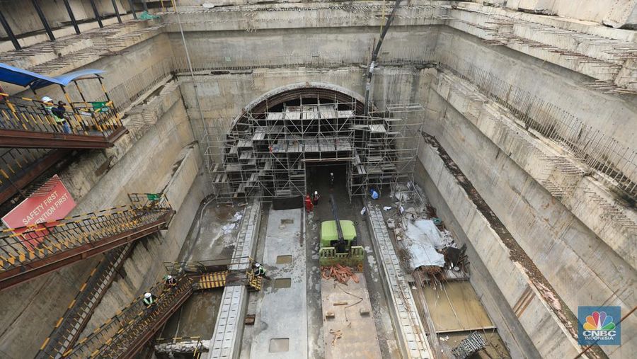 Pekerja Mengerjakan Proyek Tunnel #1 Kereta Cepat Jakarta Bandung Sepanjang 1.885 meter atau 1,8 kilometer yang berlokasi di Jalan Tol Jakarta-Cikampek KM 5+500, Kamis, (27/1/2022). Tunnel 1 merupakan terowongan dengan dua lintasan kereta cepat yang berlokasi di area Halim dan berjarak 2.5 kilometer dari Stasiun Kereta Cepat.
Tunnel 1 dirancang sepanjang 1.885 meter dan dibangun dengan metode Tunnel Boring Machine (TBM). Terowongan ini melintang menembus bagian bawah Jalan Tol Jakarta-Cikampek.
Pembangunan proyek Tunnel 1 ini dilakukan menggunakan mesin bor atau Tunnel Boring Machine (TBM). TBM merupakan mesin bor pembuat terowongan yang didatangkan langsung dari negeri China, untuk membuat struktur Tunnel 1 Kereta Cepat Jakarta Bandung. TBM yang digunakan memiliki diameter 13,23 meter dengan panjang 102,3 meter, berat 2.600 ton dan menjadi mesin bor TBM terbesar se-Asia Tenggara.
TBM kereta cepat ini beroperasi menggali struktur tunnel 1 dengan rata-rata 113 meter per bulan. Saat beroperasi maksimum, TBM kereta cepat mampu menggali hingga 322 meter dalam satu bulan.
Ukuran TBM yang sangat besar ini diganjar Museum Rekor Dunia Indonesia (MURI) sebagai mesin bor terbesar penggali terowongan yang ada di Indonesia. Dari 5 tunnel yang telah dibangun untuk proyek KCJB, hanya Tunnel 1 Halim yang dibangun menggunakan mesin bor TBM. (CNBC Indonesia/ Muhammad Sabki)