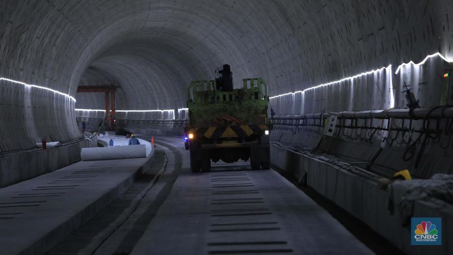 Pekerja Mengerjakan Proyek Tunnel #1 Kereta Cepat Jakarta Bandung Sepanjang 1.885 meter atau 1,8 kilometer yang berlokasi di Jalan Tol Jakarta-Cikampek KM 5+500, Kamis, (27/1/2022). Tunnel 1 merupakan terowongan dengan dua lintasan kereta cepat yang berlokasi di area Halim dan berjarak 2.5 kilometer dari Stasiun Kereta Cepat.

Tunnel 1 dirancang sepanjang 1.885 meter dan dibangun dengan metode Tunnel Boring Machine (TBM). Terowongan ini melintang menembus bagian bawah Jalan Tol Jakarta-Cikampek.

Pembangunan proyek Tunnel 1 ini dilakukan menggunakan mesin bor atau Tunnel Boring Machine (TBM). TBM merupakan mesin bor pembuat terowongan yang didatangkan langsung dari negeri China, untuk membuat struktur Tunnel 1 Kereta Cepat Jakarta Bandung. TBM yang digunakan memiliki diameter 13,23 meter dengan panjang 102,3 meter, berat 2.600 ton dan menjadi mesin bor TBM terbesar se-Asia Tenggara.

TBM kereta cepat ini beroperasi menggali struktur tunnel 1 dengan rata-rata 113 meter per bulan. Saat beroperasi maksimum, TBM kereta cepat mampu menggali hingga 322 meter dalam satu bulan.

Ukuran TBM yang sangat besar ini diganjar Museum Rekor Dunia Indonesia (MURI) sebagai mesin bor terbesar penggali terowongan yang ada di Indonesia. Dari 5 tunnel yang telah dibangun untuk proyek KCJB, hanya Tunnel 1 Halim yang dibangun menggunakan mesin bor TBM. (CNBC Indonesia/ Muhammad Sabki)
