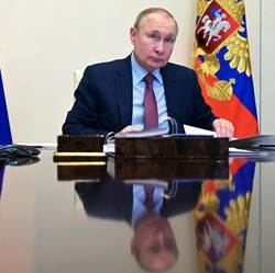 Putin Mulai Tenteng Koper Nuklir ke Mana-mana, Ada Apa Rusia?
