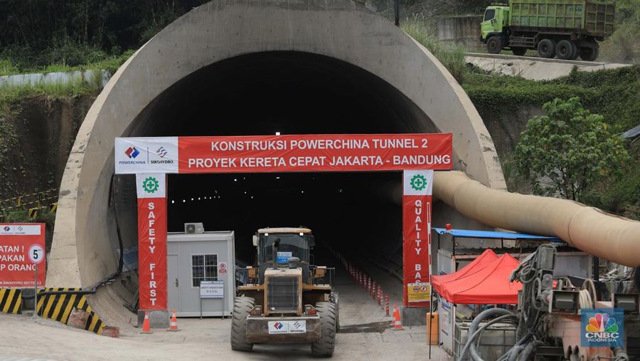 Proyek konstruksi proyek Kereta Cepat Jakarta-Bandung (KCJB) Tunnel #2 di Desa Bunder, Jatiluhur, Kabupaten Purwakarta, Jawa Barat, Kamis, (27/1./2022).  Pengerjaan Tunnel #2 yang berlokasi di Purwakarta, Jawa Barat, menjadi salah satu titik konstruksi yang mempunyai tantangan tinggi karena berada di tanah lempung (clay shale). Jenis tanah tersebut mempunyai karakteristik yang mudah lapuk apabila terekspos saat penggalian, sehingga berpotensi menimbulkan pergerakan konstruksi timbunan maupun jalan yang terdapat di atasnya. Struktur tanah di lokasi terowongan itu telah melibatkan ahli dari China serta Institut Teknologi Bandung (ITB) untuk mengatasi hambatan geografis tersebut.  (CNBC Indonesia/ Muhammad Sabki)