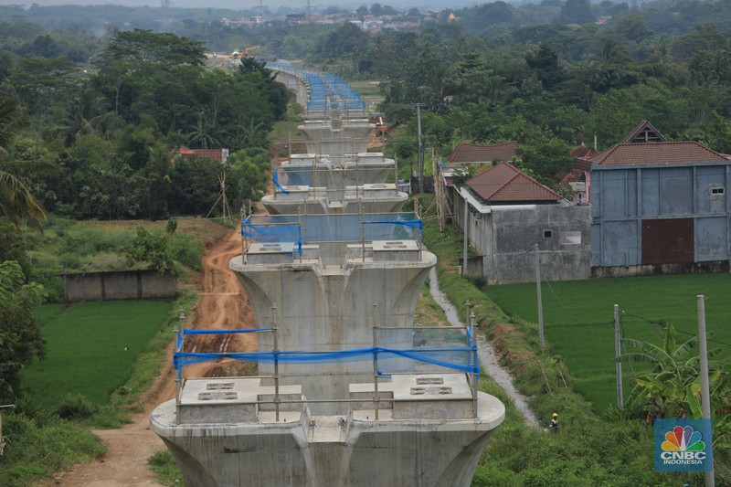 Proyek konstruksi proyek Kereta Cepat Jakarta-Bandung (KCJB) Tunnel #2 di Desa Bunder, Jatiluhur, Kabupaten Purwakarta, Jawa Barat, Kamis, (27/1./2022).  Pengerjaan Tunnel #2 yang berlokasi di Purwakarta, Jawa Barat, menjadi salah satu titik konstruksi yang mempunyai tantangan tinggi karena berada di tanah lempung (clay shale). Jenis tanah tersebut mempunyai karakteristik yang mudah lapuk apabila terekspos saat penggalian, sehingga berpotensi menimbulkan pergerakan konstruksi timbunan maupun jalan yang terdapat di atasnya. Struktur tanah di lokasi terowongan itu telah melibatkan ahli dari China serta Institut Teknologi Bandung (ITB) untuk mengatasi hambatan geografis tersebut.  (CNBC Indonesia/ Muhammad Sabki)