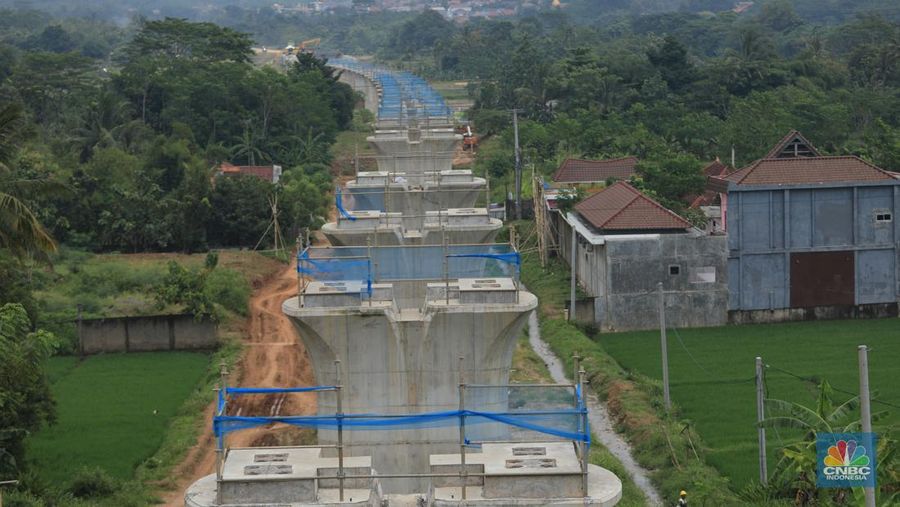 Proyek konstruksi proyek Kereta Cepat Jakarta-Bandung (KCJB) Tunnel #2 di Desa Bunder, Jatiluhur, Kabupaten Purwakarta, Jawa Barat, Kamis, (27/1./2022).  Pengerjaan Tunnel #2 yang berlokasi di Purwakarta, Jawa Barat, menjadi salah satu titik konstruksi yang mempunyai tantangan tinggi karena berada di tanah lempung (clay shale). Jenis tanah tersebut mempunyai karakteristik yang mudah lapuk apabila terekspos saat penggalian, sehingga berpotensi menimbulkan pergerakan konstruksi timbunan maupun jalan yang terdapat di atasnya. Struktur tanah di lokasi terowongan itu telah melibatkan ahli dari China serta Institut Teknologi Bandung (ITB) untuk mengatasi hambatan geografis tersebut.  (CNBC Indonesia/ Muhammad Sabki)