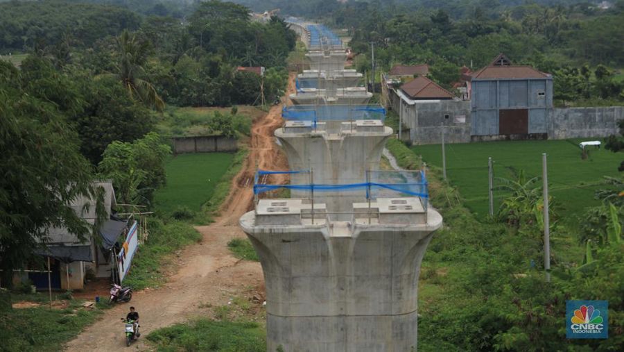 Proyek konstruksi proyek Kereta Cepat Jakarta-Bandung (KCJB) Tunnel #2 di Desa Bunder, Jatiluhur, Kabupaten Purwakarta, Jawa Barat, Kamis, (27/1./2022). Pengerjaan Tunnel #2 yang berlokasi di Purwakarta, Jawa Barat, menjadi salah satu titik konstruksi yang mempunyai tantangan tinggi karena berada di tanah lempung (clay shale). Jenis tanah tersebut mempunyai karakteristik yang mudah lapuk apabila terekspos saat penggalian, sehingga berpotensi menimbulkan pergerakan konstruksi timbunan maupun jalan yang terdapat di atasnya. Struktur tanah di lokasi terowongan itu telah melibatkan ahli dari China serta Institut Teknologi Bandung (ITB) untuk mengatasi hambatan geografis tersebut. (CNBC Indonesia/ Muhammad Sabki)