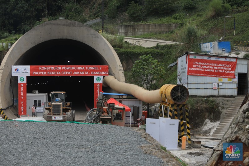 Proyek konstruksi proyek Kereta Cepat Jakarta-Bandung (KCJB) Tunnel #2 di Desa Bunder, Jatiluhur, Kabupaten Purwakarta, Jawa Barat, Kamis, (27/1./2022).  Pengerjaan Tunnel #2 yang berlokasi di Purwakarta, Jawa Barat, menjadi salah satu titik konstruksi yang mempunyai tantangan tinggi karena berada di tanah lempung (clay shale). Jenis tanah tersebut mempunyai karakteristik yang mudah lapuk apabila terekspos saat penggalian, sehingga berpotensi menimbulkan pergerakan konstruksi timbunan maupun jalan yang terdapat di atasnya. Struktur tanah di lokasi terowongan itu telah melibatkan ahli dari China serta Institut Teknologi Bandung (ITB) untuk mengatasi hambatan geografis tersebut.  (CNBC Indonesia/ Muhammad Sabki)