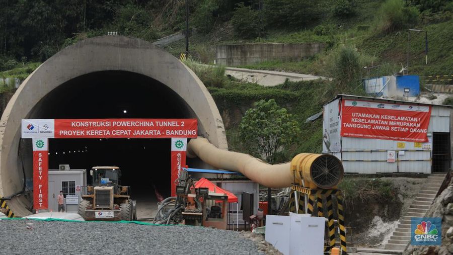 Proyek konstruksi proyek Kereta Cepat Jakarta-Bandung (KCJB) Tunnel #2 di Desa Bunder, Jatiluhur, Kabupaten Purwakarta, Jawa Barat, Kamis, (27/1./2022).  Pengerjaan Tunnel #2 yang berlokasi di Purwakarta, Jawa Barat, menjadi salah satu titik konstruksi yang mempunyai tantangan tinggi karena berada di tanah lempung (clay shale). Jenis tanah tersebut mempunyai karakteristik yang mudah lapuk apabila terekspos saat penggalian, sehingga berpotensi menimbulkan pergerakan konstruksi timbunan maupun jalan yang terdapat di atasnya. Struktur tanah di lokasi terowongan itu telah melibatkan ahli dari China serta Institut Teknologi Bandung (ITB) untuk mengatasi hambatan geografis tersebut.  (CNBC Indonesia/ Muhammad Sabki)