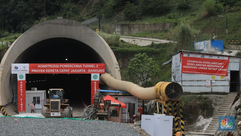 Proyek konstruksi proyek Kereta Cepat Jakarta-Bandung (KCJB) Tunnel #2 di Desa Bunder, Jatiluhur, Kabupaten Purwakarta, Jawa Barat, Kamis, (27/1./2022).  Pengerjaan Tunnel #2 yang berlokasi di Purwakarta, Jawa Barat, menjadi salah satu titik konstruksi yang mempunyai tantangan tinggi karena berada di tanah lempung (clay shale). Jenis tanah tersebut mempunyai karakteristik yang mudah lapuk apabila terekspos saat penggalian, sehingga berpotensi menimbulkan pergerakan konstruksi timbunan maupun jalan yang terdapat di atasnya. Struktur tanah di lokasi terowongan itu telah melibatkan ahli dari China serta Institut Teknologi Bandung (ITB) untuk mengatasi hambatan geografis tersebut.  (CNBC Indonesia/ Muhammad Sabki)