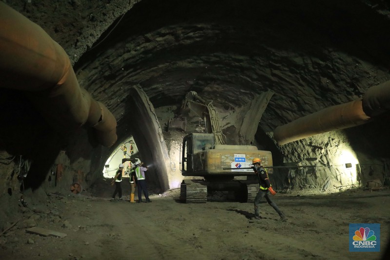 Proyek konstruksi proyek Kereta Cepat Jakarta-Bandung (KCJB) Tunnel #2 di Desa Bunder, Jatiluhur, Kabupaten Purwakarta, Jawa Barat, Kamis, (27/1./2022).  Pengerjaan Tunnel #2 yang berlokasi di Purwakarta, Jawa Barat, menjadi salah satu titik konstruksi yang mempunyai tantangan tinggi karena berada di tanah lempung (clay shale). Jenis tanah tersebut mempunyai karakteristik yang mudah lapuk apabila terekspos saat penggalian, sehingga berpotensi menimbulkan pergerakan konstruksi timbunan maupun jalan yang terdapat di atasnya. Struktur tanah di lokasi terowongan itu telah melibatkan ahli dari China serta Institut Teknologi Bandung (ITB) untuk mengatasi hambatan geografis tersebut.  (CNBC Indonesia/ Muhammad Sabki)