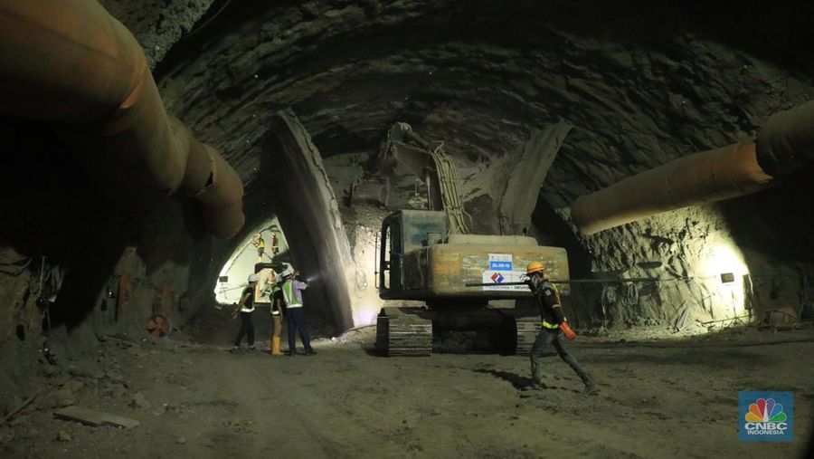 Proyek konstruksi proyek Kereta Cepat Jakarta-Bandung (KCJB) Tunnel #2 di Desa Bunder, Jatiluhur, Kabupaten Purwakarta, Jawa Barat, Kamis, (27/1./2022).  Pengerjaan Tunnel #2 yang berlokasi di Purwakarta, Jawa Barat, menjadi salah satu titik konstruksi yang mempunyai tantangan tinggi karena berada di tanah lempung (clay shale). Jenis tanah tersebut mempunyai karakteristik yang mudah lapuk apabila terekspos saat penggalian, sehingga berpotensi menimbulkan pergerakan konstruksi timbunan maupun jalan yang terdapat di atasnya. Struktur tanah di lokasi terowongan itu telah melibatkan ahli dari China serta Institut Teknologi Bandung (ITB) untuk mengatasi hambatan geografis tersebut.  (CNBC Indonesia/ Muhammad Sabki)