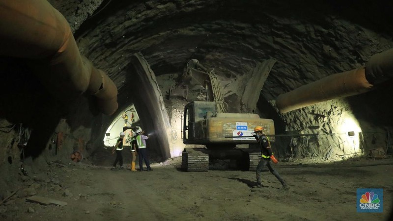 Proyek konstruksi proyek Kereta Cepat Jakarta-Bandung (KCJB) Tunnel #2 di Desa Bunder, Jatiluhur, Kabupaten Purwakarta, Jawa Barat, Kamis, (27/1./2022).  Pengerjaan Tunnel #2 yang berlokasi di Purwakarta, Jawa Barat, menjadi salah satu titik konstruksi yang mempunyai tantangan tinggi karena berada di tanah lempung (clay shale). Jenis tanah tersebut mempunyai karakteristik yang mudah lapuk apabila terekspos saat penggalian, sehingga berpotensi menimbulkan pergerakan konstruksi timbunan maupun jalan yang terdapat di atasnya. Struktur tanah di lokasi terowongan itu telah melibatkan ahli dari China serta Institut Teknologi Bandung (ITB) untuk mengatasi hambatan geografis tersebut.  (CNBC Indonesia/ Muhammad Sabki)