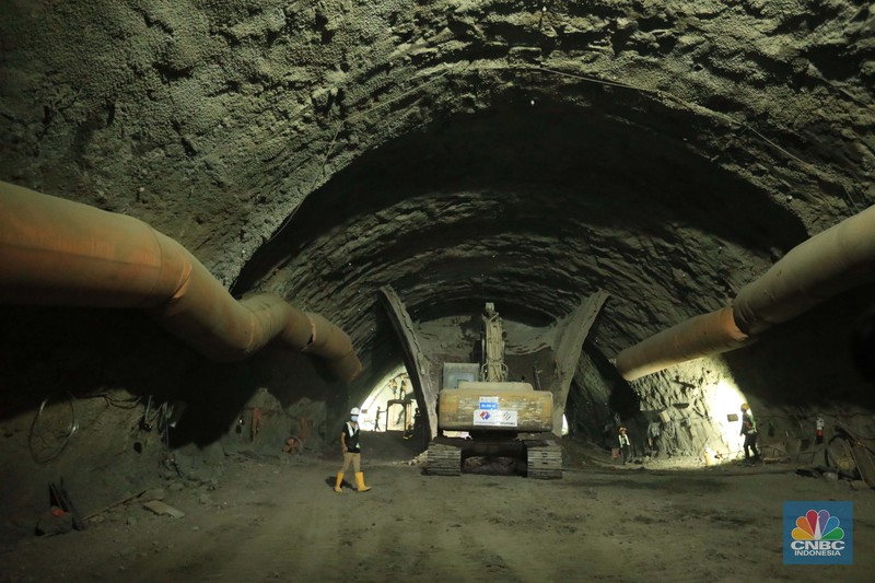 Proyek konstruksi proyek Kereta Cepat Jakarta-Bandung (KCJB) Tunnel #2 di Desa Bunder, Jatiluhur, Kabupaten Purwakarta, Jawa Barat Proyek konstruksi proyek Kereta Cepat Jakarta-Bandung (KCJB) Tunnel #2 di Desa Bunder, Jatiluhur, Kabupaten Purwakarta, Jawa Barat, Kamis, (27/1./2022). Pengerjaan Tunnel #2 yang berlokasi di Purwakarta, Jawa Barat, menjadi salah satu titik konstruksi yang mempunyai tantangan tinggi karena berada di tanah lempung (clay shale). Jenis tanah tersebut mempunyai karakteristik yang mudah lapuk apabila terekspos saat penggalian, sehingga berpotensi menimbulkan pergerakan konstruksi timbunan maupun jalan yang terdapat di atasnya. Struktur tanah di lokasi terowongan itu telah melibatkan ahli dari China serta Institut Teknologi Bandung (ITB) untuk mengatasi hambatan geografis tersebut. (CNBC Indonesia/ Muhammad Sabki)