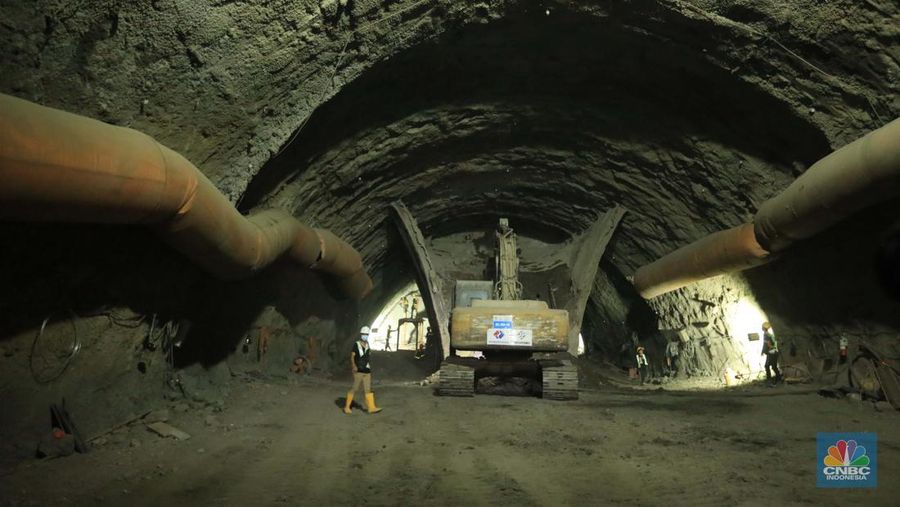 Proyek konstruksi proyek Kereta Cepat Jakarta-Bandung (KCJB) Tunnel #2 di Desa Bunder, Jatiluhur, Kabupaten Purwakarta, Jawa Barat, Kamis, (27/1./2022).  Pengerjaan Tunnel #2 yang berlokasi di Purwakarta, Jawa Barat, menjadi salah satu titik konstruksi yang mempunyai tantangan tinggi karena berada di tanah lempung (clay shale). Jenis tanah tersebut mempunyai karakteristik yang mudah lapuk apabila terekspos saat penggalian, sehingga berpotensi menimbulkan pergerakan konstruksi timbunan maupun jalan yang terdapat di atasnya. Struktur tanah di lokasi terowongan itu telah melibatkan ahli dari China serta Institut Teknologi Bandung (ITB) untuk mengatasi hambatan geografis tersebut.  (CNBC Indonesia/ Muhammad Sabki)