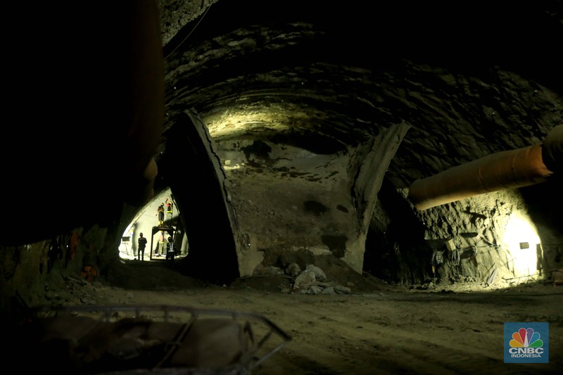 Proyek konstruksi proyek Kereta Cepat Jakarta-Bandung (KCJB) Tunnel #2 di Desa Bunder, Jatiluhur, Kabupaten Purwakarta, Jawa Barat, Kamis, (27/1./2022).  Pengerjaan Tunnel #2 yang berlokasi di Purwakarta, Jawa Barat, menjadi salah satu titik konstruksi yang mempunyai tantangan tinggi karena berada di tanah lempung (clay shale). Jenis tanah tersebut mempunyai karakteristik yang mudah lapuk apabila terekspos saat penggalian, sehingga berpotensi menimbulkan pergerakan konstruksi timbunan maupun jalan yang terdapat di atasnya. Struktur tanah di lokasi terowongan itu telah melibatkan ahli dari China serta Institut Teknologi Bandung (ITB) untuk mengatasi hambatan geografis tersebut.  (CNBC Indonesia/ Muhammad Sabki)