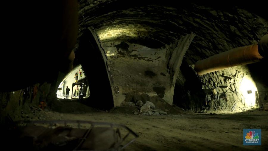 Proyek konstruksi proyek Kereta Cepat Jakarta-Bandung (KCJB) Tunnel #2 di Desa Bunder, Jatiluhur, Kabupaten Purwakarta, Jawa Barat, Kamis, (27/1./2022).  Pengerjaan Tunnel #2 yang berlokasi di Purwakarta, Jawa Barat, menjadi salah satu titik konstruksi yang mempunyai tantangan tinggi karena berada di tanah lempung (clay shale). Jenis tanah tersebut mempunyai karakteristik yang mudah lapuk apabila terekspos saat penggalian, sehingga berpotensi menimbulkan pergerakan konstruksi timbunan maupun jalan yang terdapat di atasnya. Struktur tanah di lokasi terowongan itu telah melibatkan ahli dari China serta Institut Teknologi Bandung (ITB) untuk mengatasi hambatan geografis tersebut.  (CNBC Indonesia/ Muhammad Sabki)