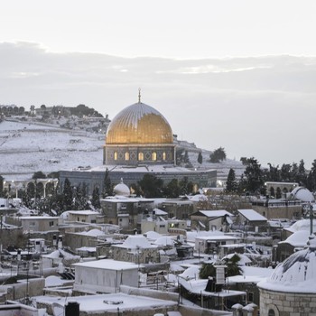 Kejadian Langka, Potret Masjid Al Aqsa Diselimuti Salju