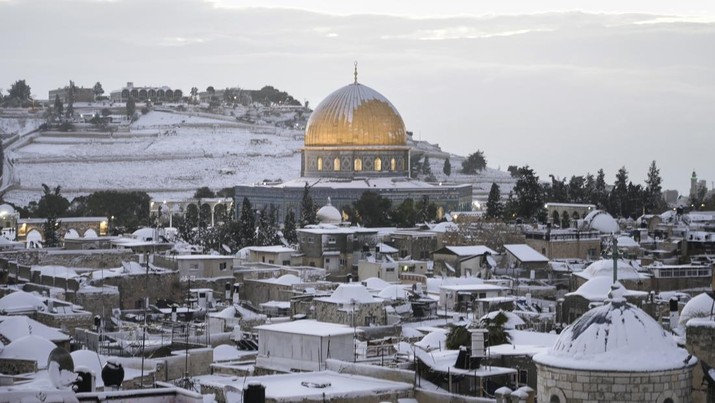 Salju turun di masjid Al Aqsa , Israel Salju menutupi Masjid Kubah Batu di kompleks Masjid Al Aqsa di Kota Tua Yerusalem, Kamis (27/1/2022). Hujan salju yang jarang melanda sebagian wilayah Israel dan Tepi Barat, menutup sekolah dan bisnis. (AP Photo/Mahmoud Illean)